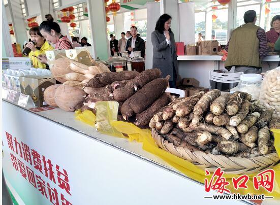 haikouwang2013)记者看到,活动现场共分为多个展区,销售的产品主要为